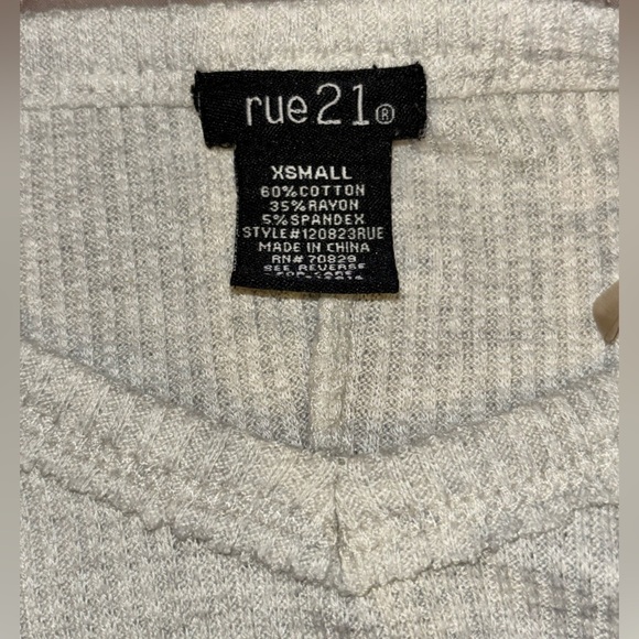 Gray High-Low Knit Sweater - Picture 5 of 5